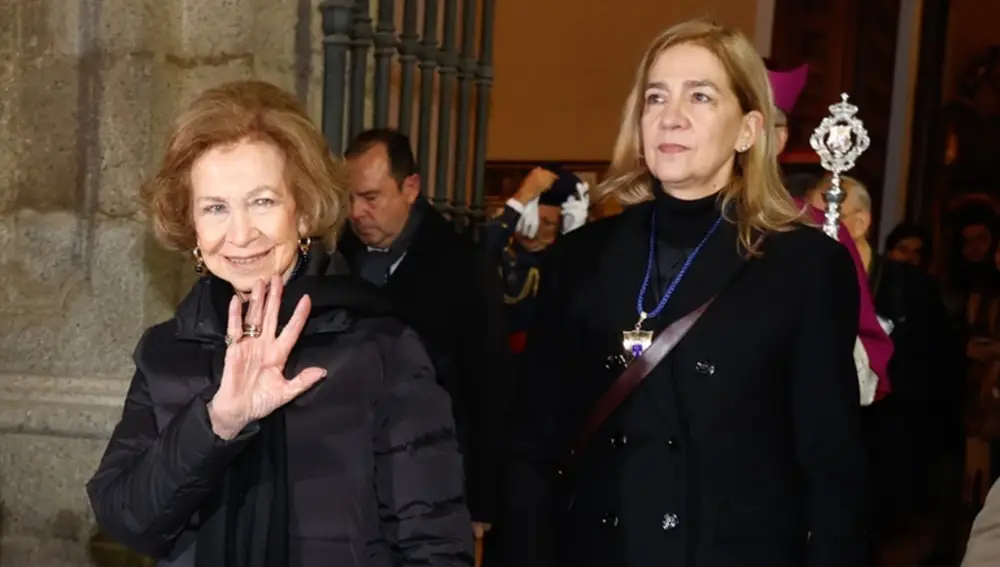 La reina Sofía y la infanta Cristina saludando