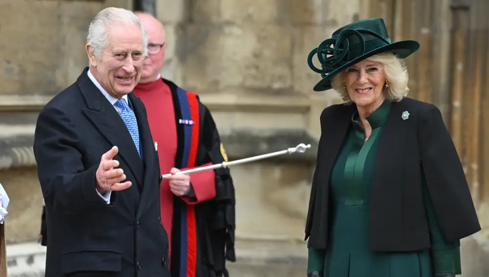 Carlos III y la reina Camila frente al Castillo de Windsor durante la Misa de Pascua