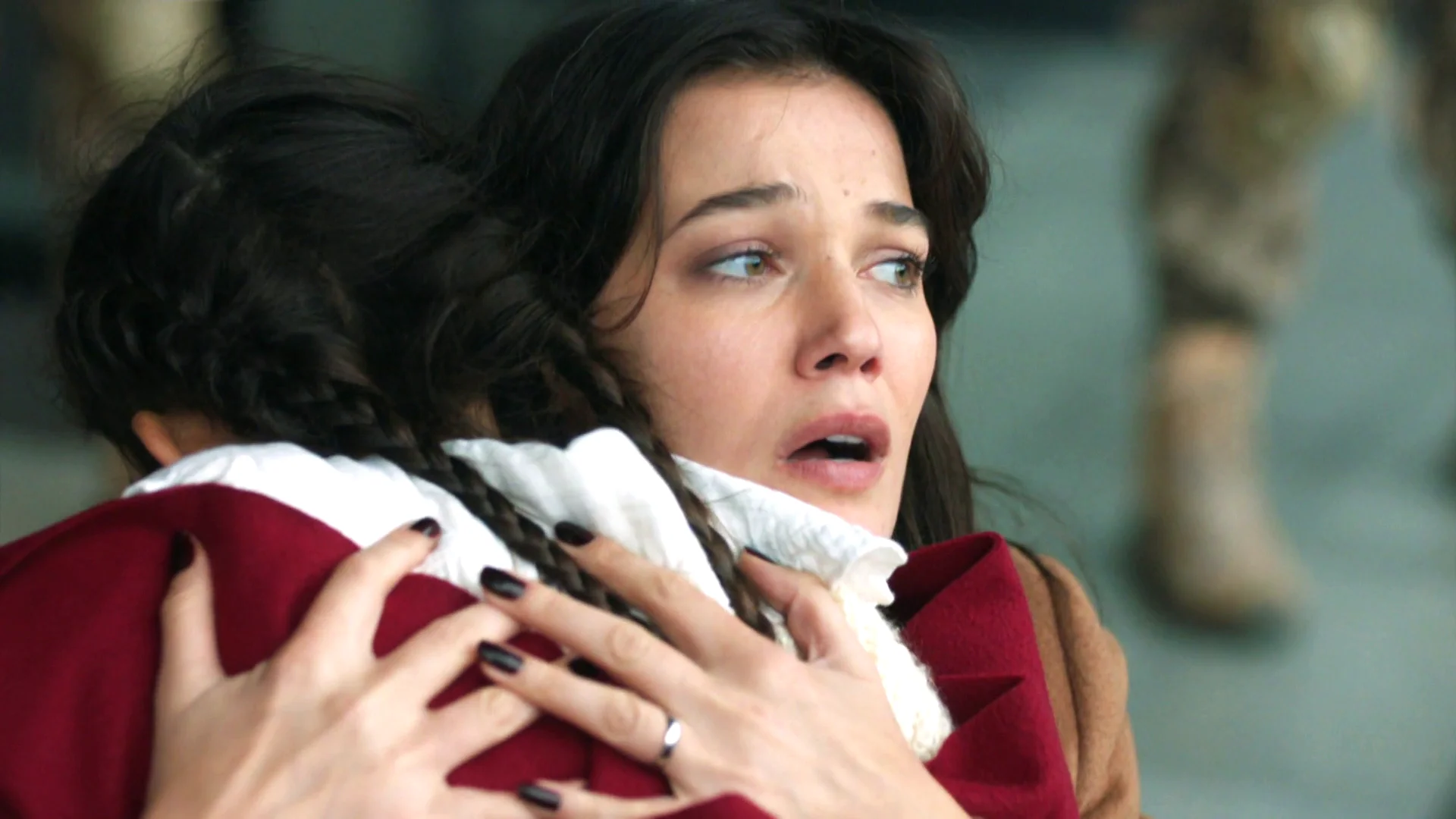 Ceylin abrazando a Mercan Ceylin abrazando a Mercan