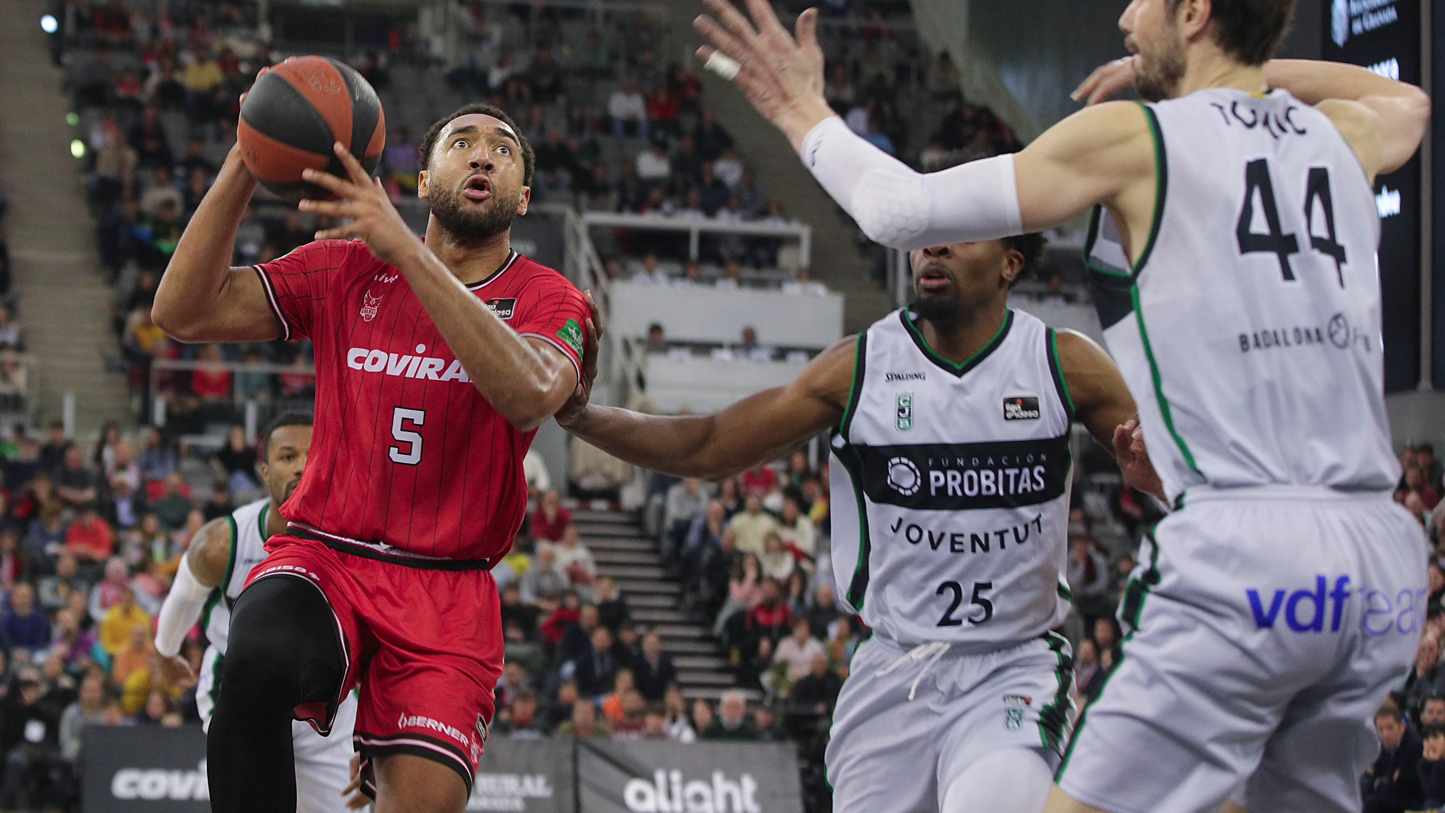 Kwan Cheatham entrando a canasta ante la presencia de Ante Tomic Kwan Cheatham entrando a canasta ante la presencia de Ante Tomic