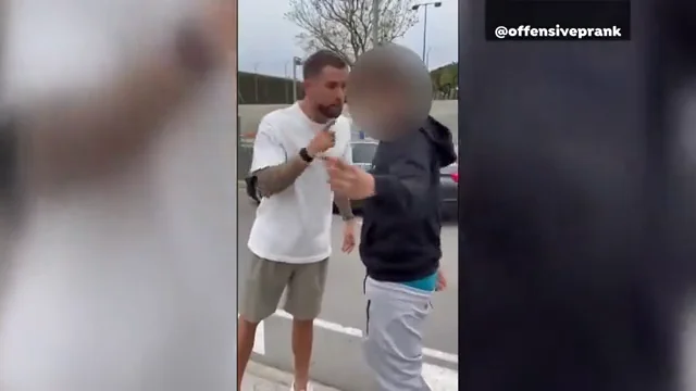 Íñigo Martínez se encara con un aficionado Íñigo Martínez se encara con un aficionado