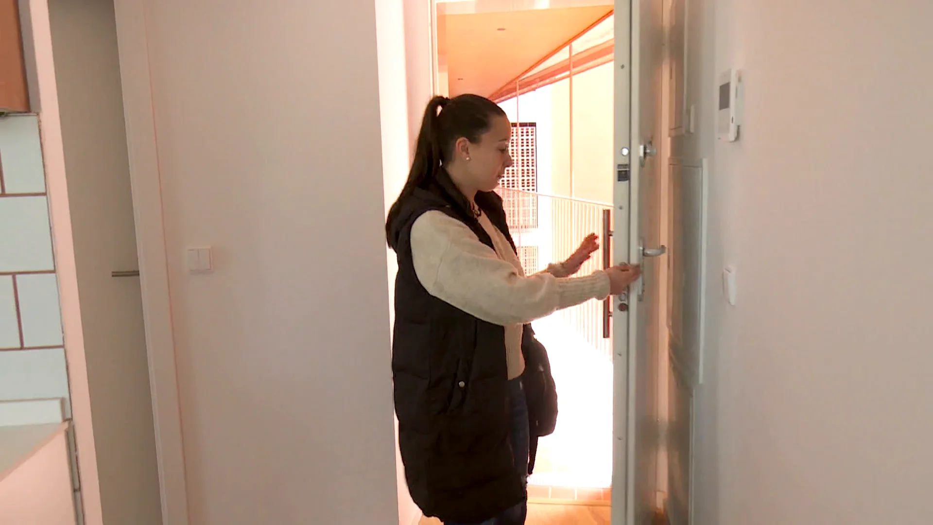 Una de las adjudicatarias de alquiler social entrando en la vivienda que ha recibido Una de las adjudicatarias de alquiler social entrando en la vivienda que ha recibido
