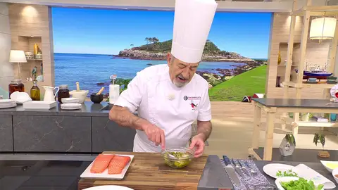 Vierte 4 cucharadas de aceite y mezcla bien Vierte 4 cucharadas de aceite y mezcla bien