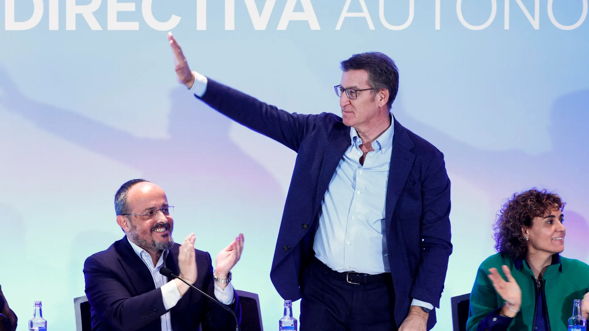 El presidente del PP, Alberto Núñez Feijóo, junto al presidente del PPC, Alejandro Fernández (i) El presidente del PP, Alberto Núñez Feijóo, junto al presidente del PPC, Alejandro Fernández (i)