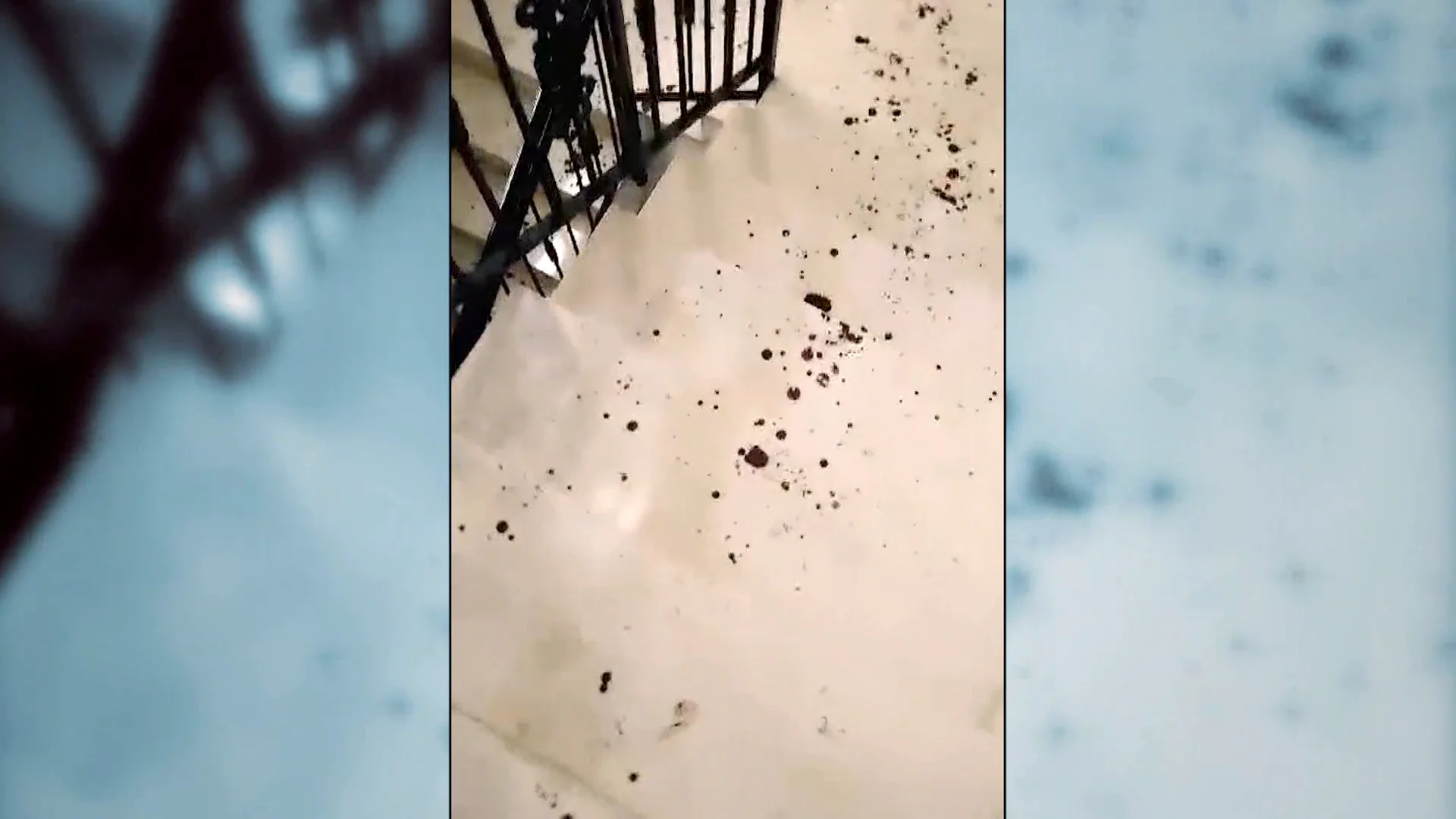 Le piden el dinero de la limpieza del edificio tras el presunto asesinato de su hijo: "¿Encima queréis que pague su sangre?" Le piden el dinero de la limpieza del edificio tras el presunto asesinato de su hijo: "¿Encima queréis que pague su sangre?"