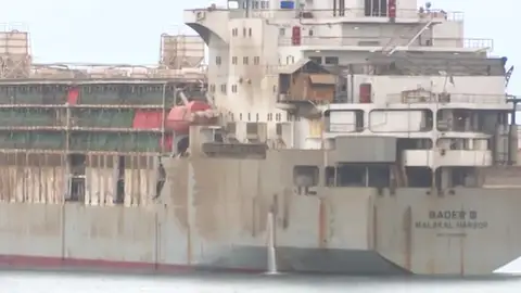 El buque Bader III, conocido como 'el barco de la peste' El buque Bader III, conocido como 'el barco de la peste'