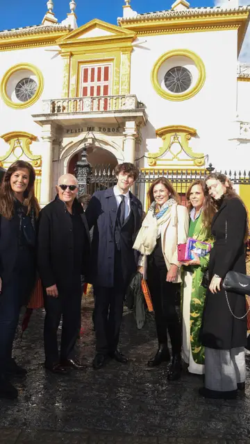 Nuria González posa con sus hijos y su familia Nuria González posa con sus hijos y su familia