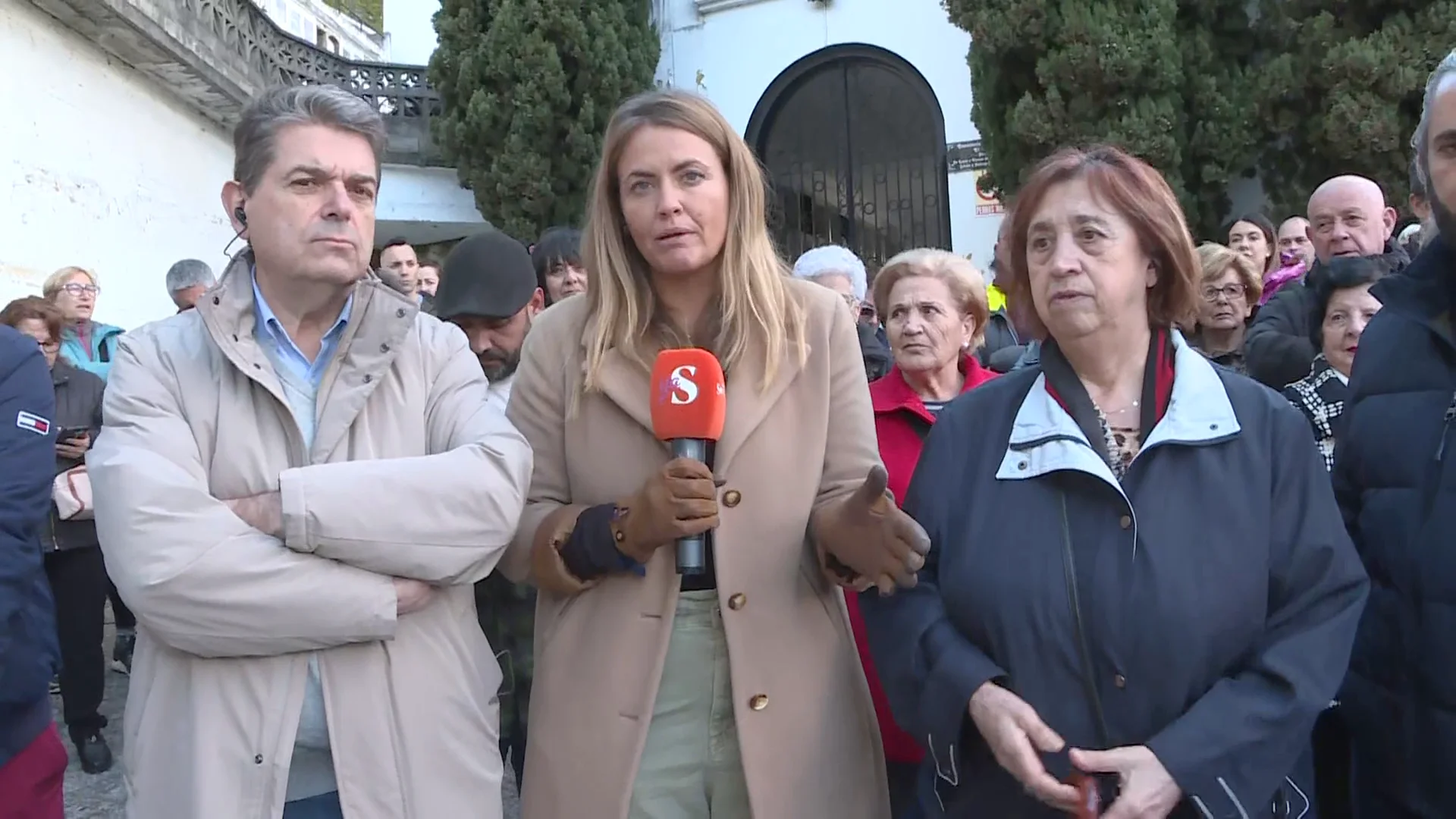 El cementerio de El Entrego cierra sus puertas a pesar de las quejas de los vecinos: " El cementerio de El Entrego cierra sus puertas a pesar de las quejas de los vecinos: "