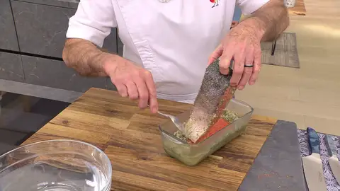 Mezcla en un bol la sal, el azúcar, el eneldo y la pimienta blanca Mezcla en un bol la sal, el azúcar, el eneldo y la pimienta blanca