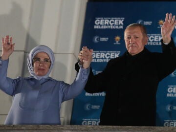 Imagen del presidente Tayyip Erdogan en Turquía junto a su mujer