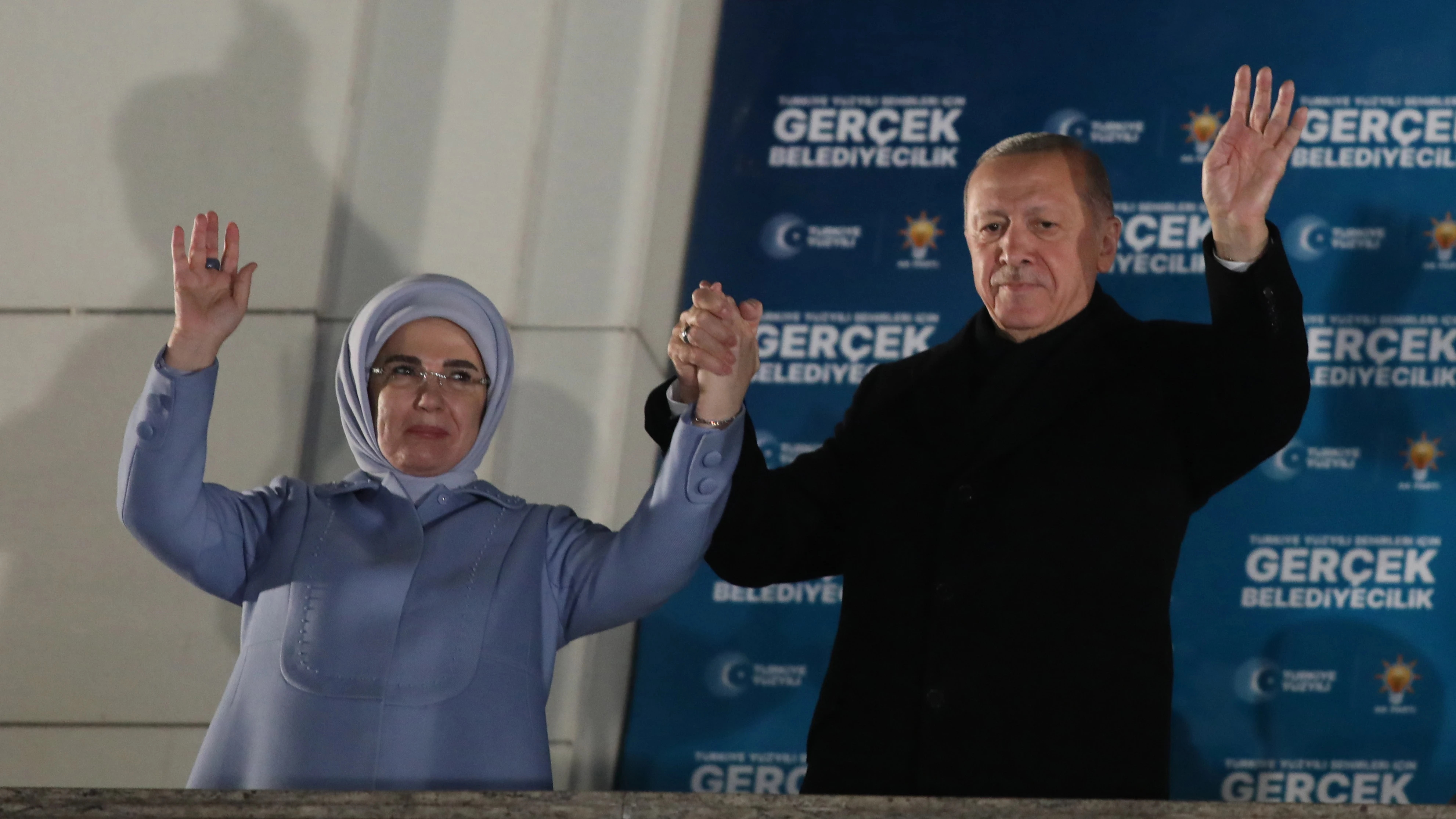 Imagen del presidente Tayyip Erdogan en Turqu&iacute;a junto a su mujer