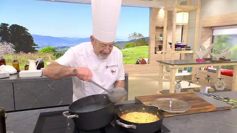 Agrega un poco del caldo de cocción de la pasta Agrega un poco del caldo de cocción de la pasta