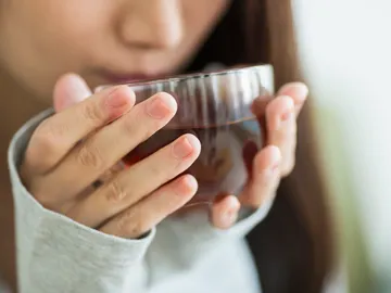 Mujer bebiendo un té Mujer bebiendo un té
