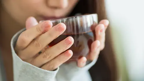 Mujer bebiendo un té