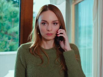 Cansu habla por tel&eacute;fono con Ender 