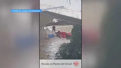 Rescate de un joven del río Guadalquivir