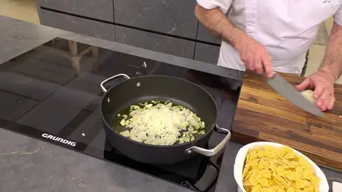 Pela la cebolla, córtala en daditos e incorpórala Pela la cebolla, córtala en daditos e incorpórala