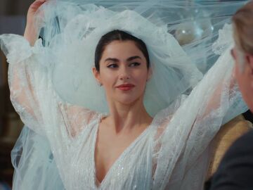 Sahika, vestida de novia, en su boda con Hasan Ali