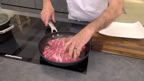 Introdúcelas en la sartén y dóralas bien Introdúcelas en la sartén y dóralas bien
