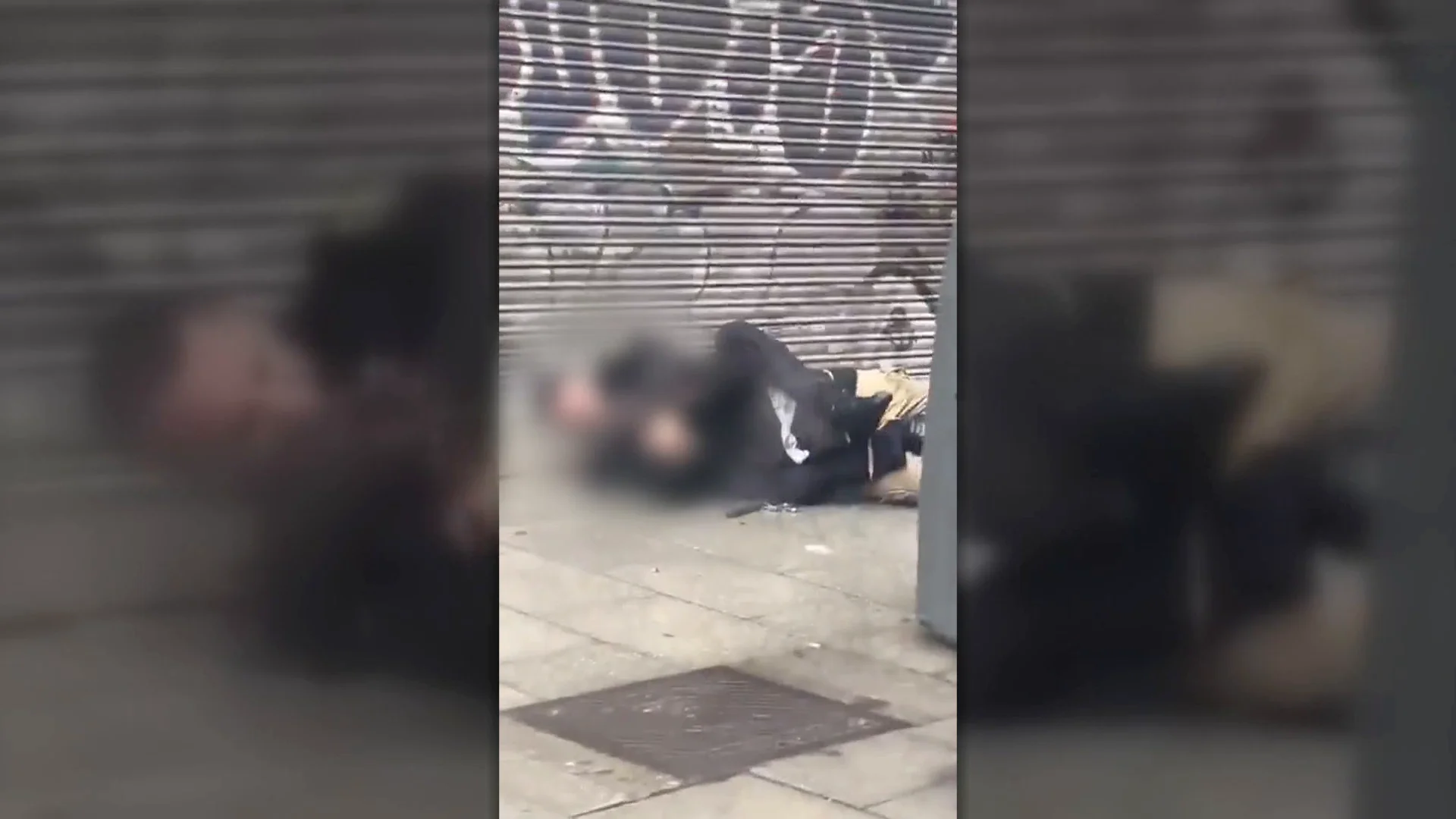 Un agente inmoviliza a un hombre en Lavapiés Un agente inmoviliza a un hombre en Lavapiés