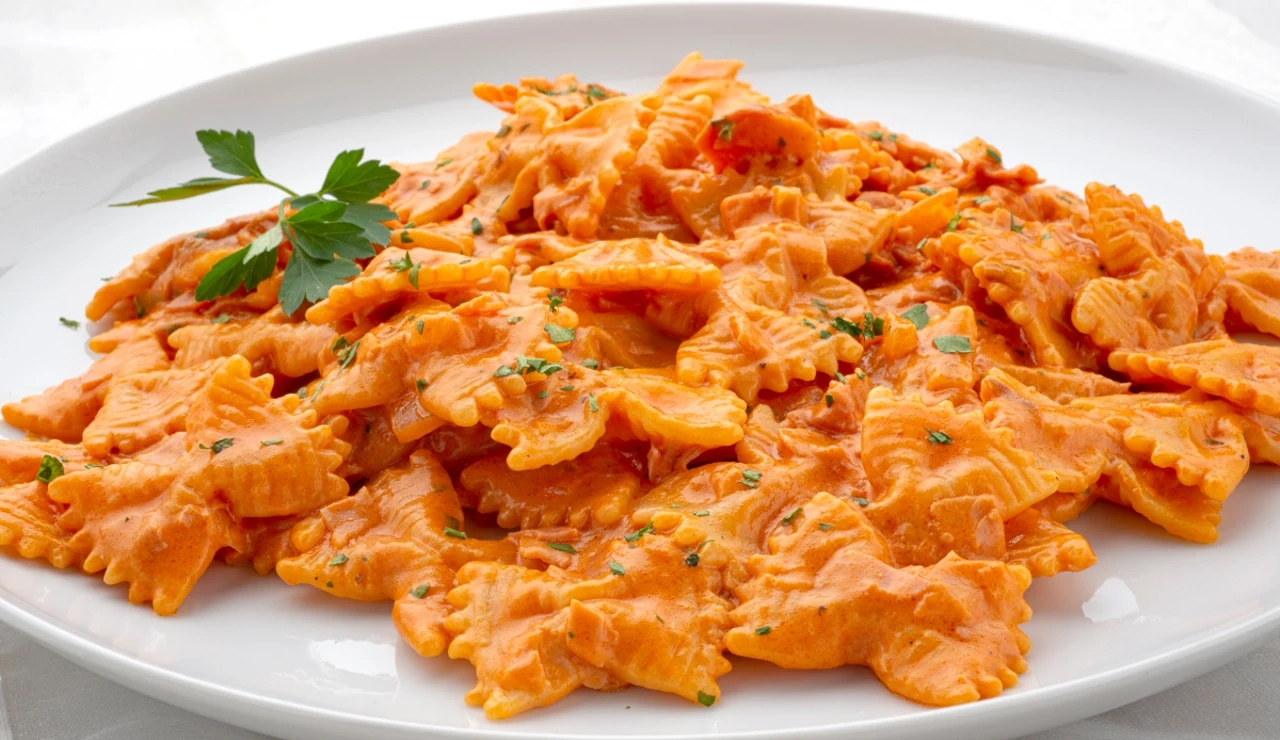 Arguiñano: farfalle con crema de tomate y jamón cocido, una receta con tradición italiana
