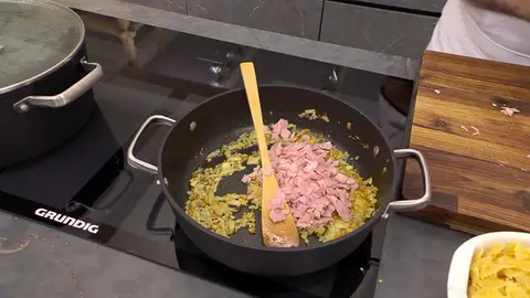 Corta el jamón cocido en daditos, incorpóralo y mezcla bien Corta el jamón cocido en daditos, incorpóralo y mezcla bien