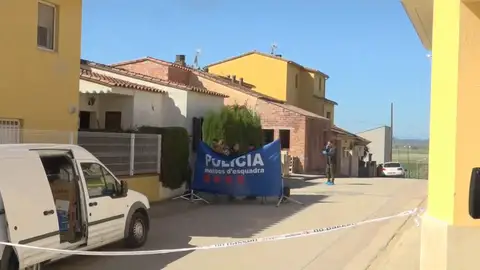 Asesina presuntamente a su hijo de 5 años y apuñala a su mujer: "Que sepamos nunca había denunciado malos tratos" Asesina presuntamente a su hijo de 5 años y apuñala a su mujer: "Que sepamos nunca había denunciado malos tratos"