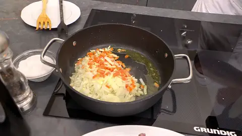 Corta las hortalizas en daditos y agrégalas a la tartera Corta las hortalizas en daditos y agrégalas a la tartera