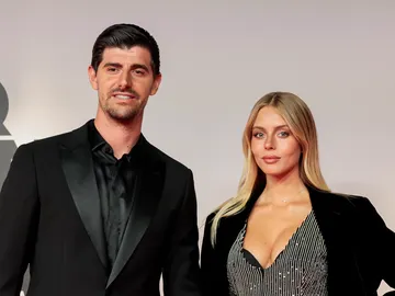 Thibaut Courtois y Mishel Gerzig posan para la prensa Thibaut Courtois y Mishel Gerzig posan para la prensa