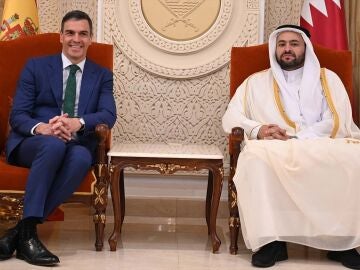 Sánchez junto al secretario de Estado de Ministerio de Asuntos Exteriores de Catar, Mohammed bin Abdulaziz Al-Khulaifi