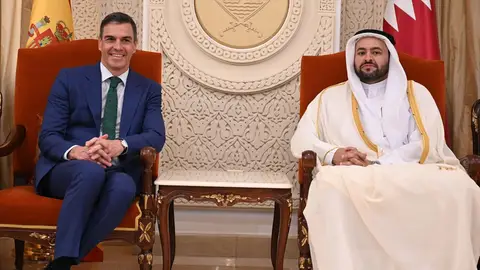 Sánchez junto al secretario de Estado de Ministerio de Asuntos Exteriores de Catar, Mohammed bin Abdulaziz Al-Khulaifi Sánchez junto al secretario de Estado de Ministerio de Asuntos Exteriores de Catar, Mohammed bin Abdulaziz Al-Khulaifi