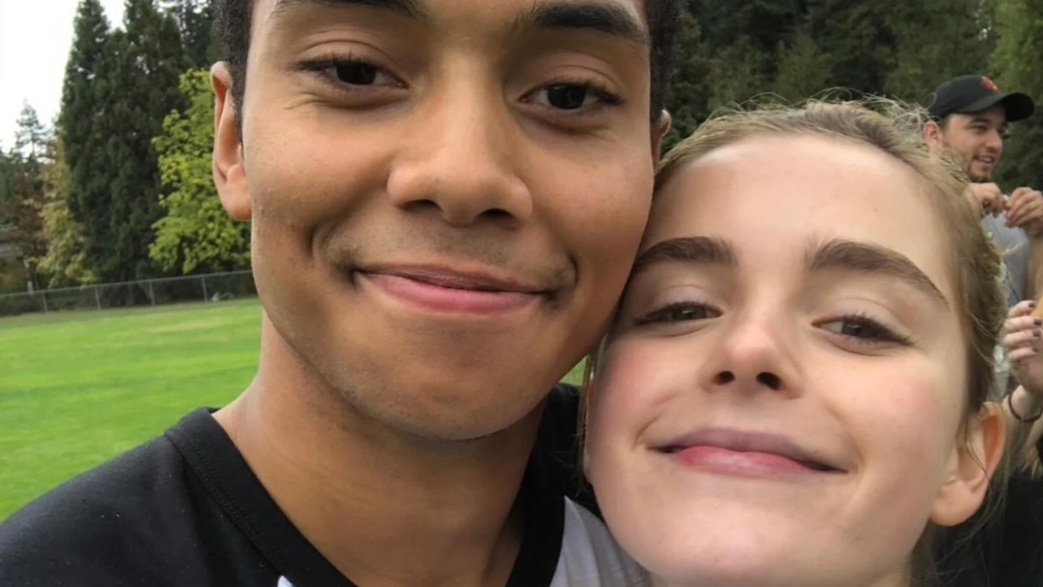 Chance Perdomo y Kiernan Shipka, actores de Las escalofriantes aventuras de Sabrina Chance Perdomo y Kiernan Shipka, actores de Las escalofriantes aventuras de Sabrina