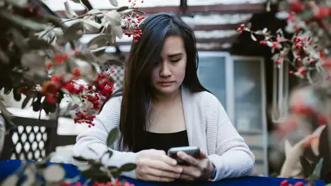Mujer mirando el móvil Mujer mirando el móvil