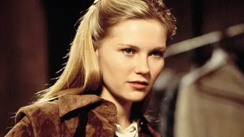 Kirsten Dunst en Pequeños guerreros (Small Soldiers) en 1998 Kirsten Dunst en Pequeños guerreros (Small Soldiers) en 1998