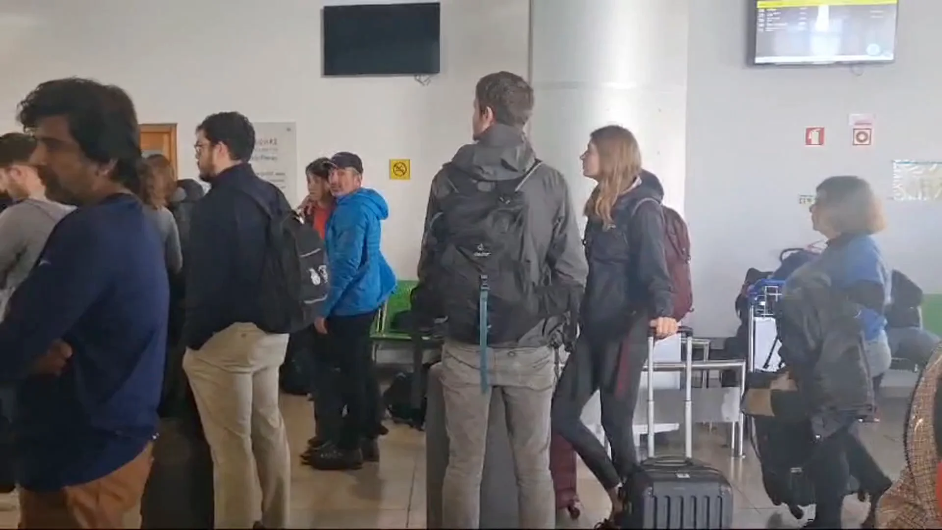 Centenares de personas no pueden viajar de vuelta a España desde las Azores Centenares de personas no pueden viajar de vuelta a España desde las Azores