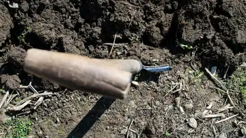 Una pala en un hoyo