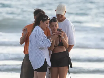 Dulceida y Alba Paul, con amigos en Cádiz Dulceida y Alba Paul, con amigos en Cádiz