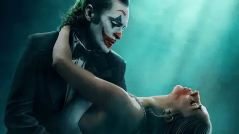 Joaquin Phoenix y Lady Gaga bilando como Harley Quinn y Arthur Fleck en el póster de Joker: Folie à Deux Joaquin Phoenix y Lady Gaga bilando como Harley Quinn y Arthur Fleck en el póster de Joker: Folie à Deux