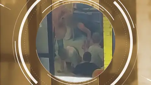 Una menor discapacitada presuntamente agredida por dos cuidadoras: "Queda claro quiénes son las que necesitan contención" Una menor discapacitada presuntamente agredida por dos cuidadoras: "Queda claro quiénes son las que necesitan contención"