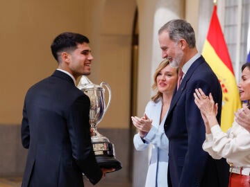 Carlos Alcaraz recibe de manos del rey Felipe VI el premio Nacional del Deporte
