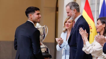Carlos Alcaraz recibe de manos del rey Felipe VI el premio Nacional del Deporte