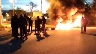 VÍDEO: Hogueras y barricadas en una nueva jornada de protestas de los funcionarios de prisiones