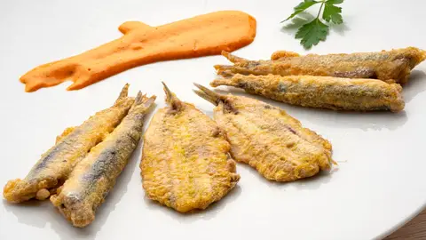 Una receta de temporada, fácil y rápida, de Arguiñano: anchoas rebozadas con mahonesa de piquillos Anchoas rebozadas con mahonesa de piquillos