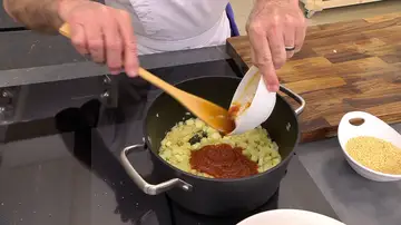 Agrega la salsa de tomate