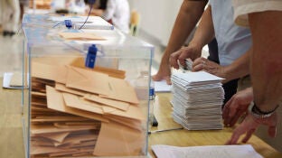 Una mesa electoral | Foto de archivo 