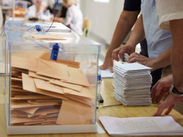 Una mesa electoral | Foto de archivo 