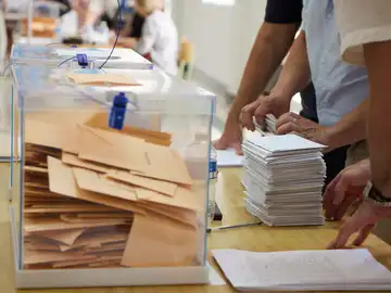 Una mesa electoral | Foto de archivo Una mesa electoral | Foto de archivo