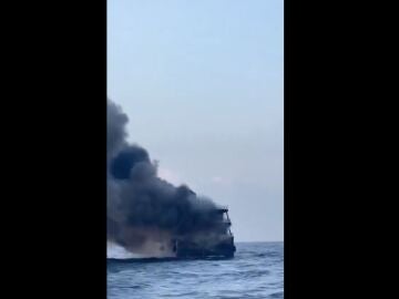 Imágenes del ferry quemándose en Tailandia