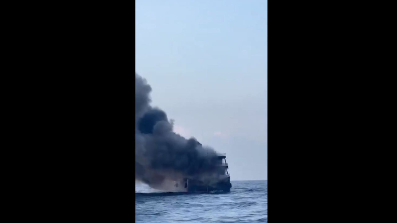 VÍDEO: Pánico por el incendio de un ferry en Tailandia que provoca que cientos de pasajeros se lancen al agua