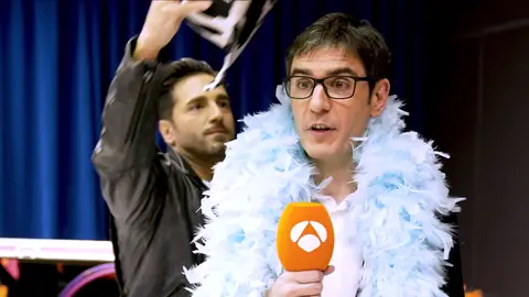 Duelo de gamberros: David Bustamante disfraza de Ken a Juanra Bonet y le canta por Camela Duelo de gamberros: David Bustamante disfraza de Ken a Juanra Bonet y le canta por Camela